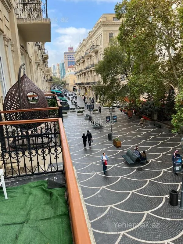 Satılır 4 otaqlı köhnə tikili 105 m²