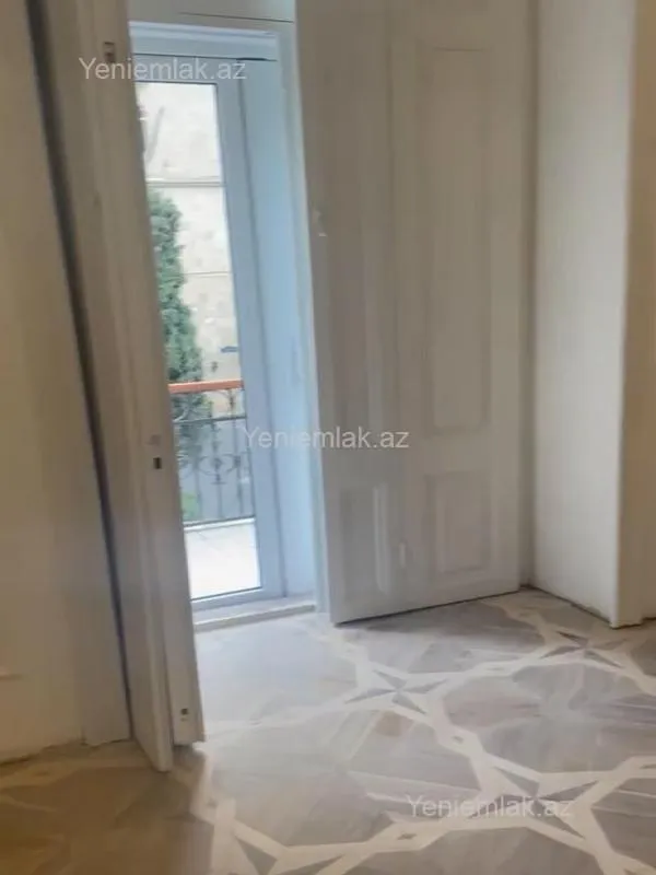 Satılır 4 otaqlı köhnə tikili 105 m²