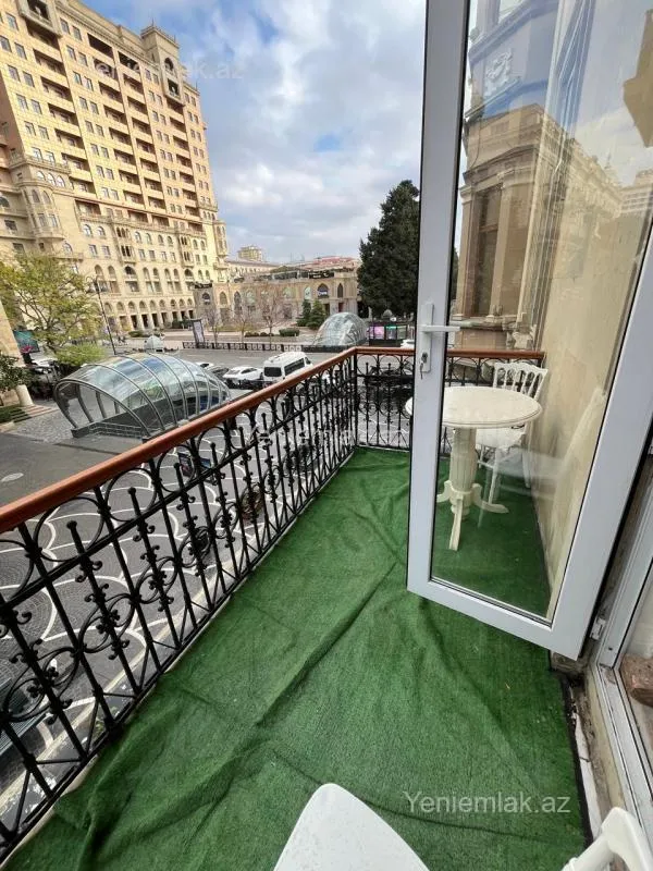 Satılır 4 otaqlı köhnə tikili 105 m²