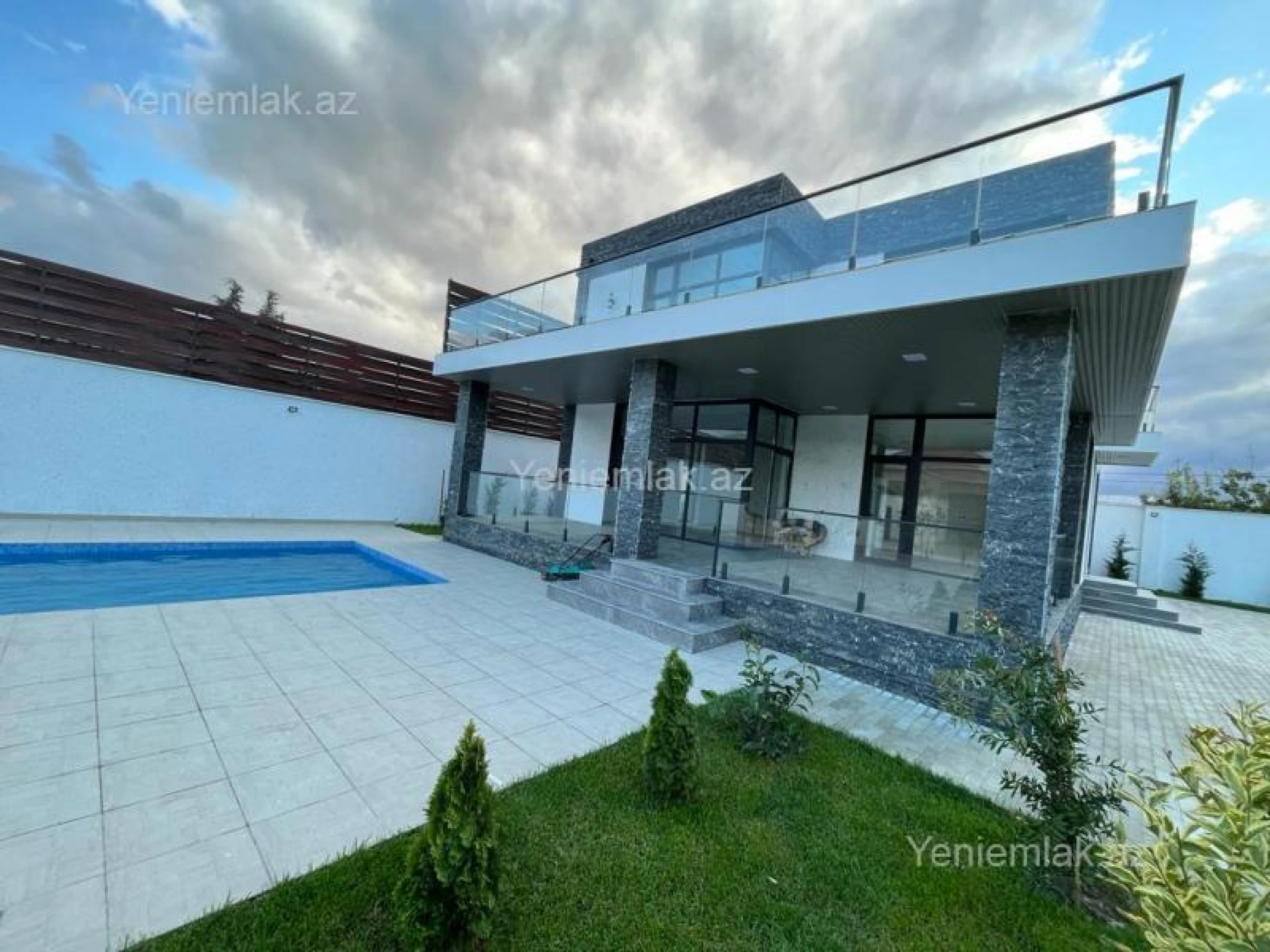 Satılır 5 otaqlı həyət evi 350 m²