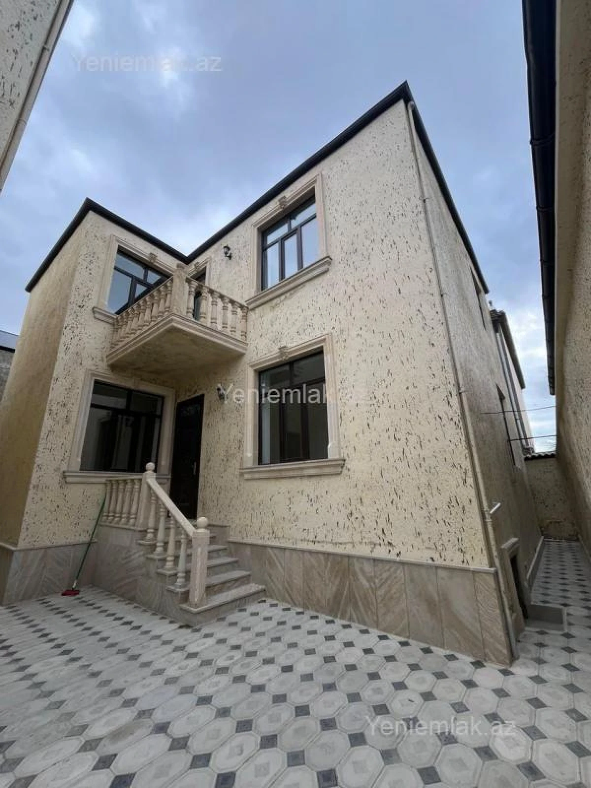 Satılır 5 otaqlı həyət evi 140 m²