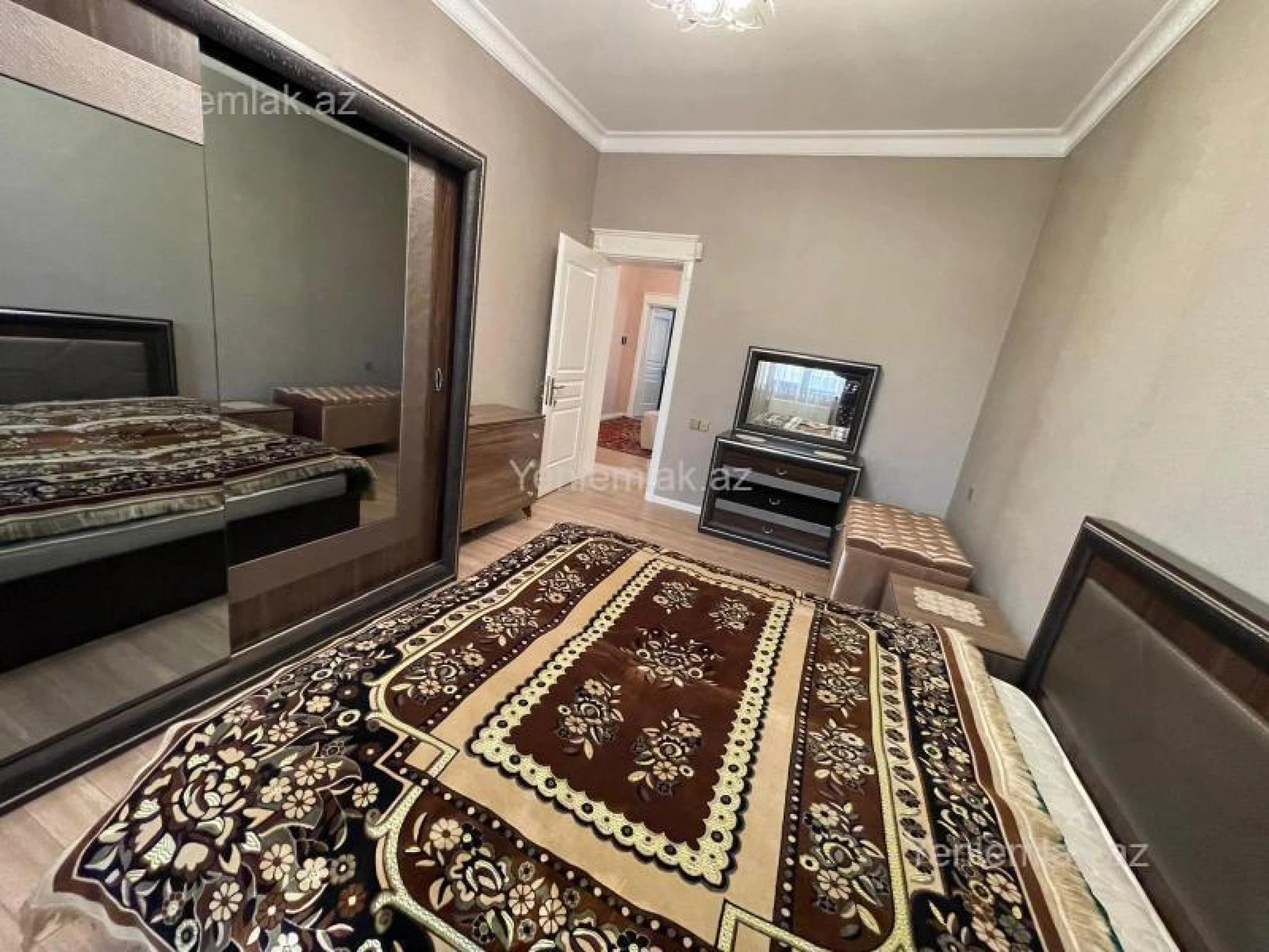 Satılır 5 otaqlı həyət evi 270 m²