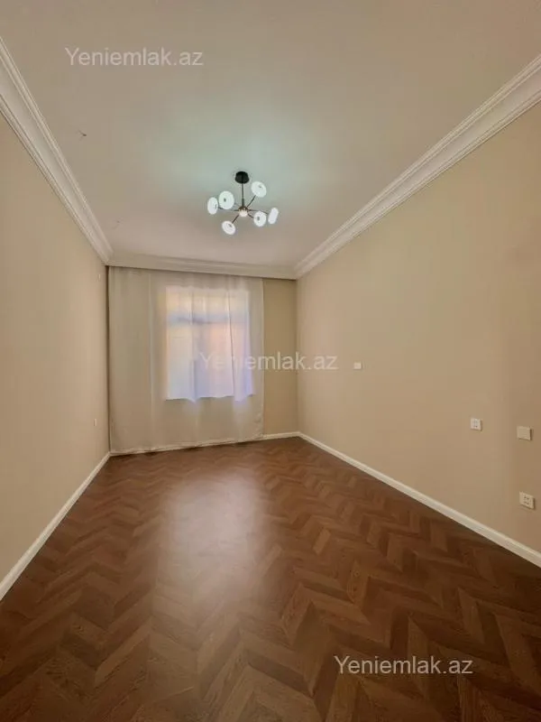 Satılır 5 otaqlı həyət evi 240 m²