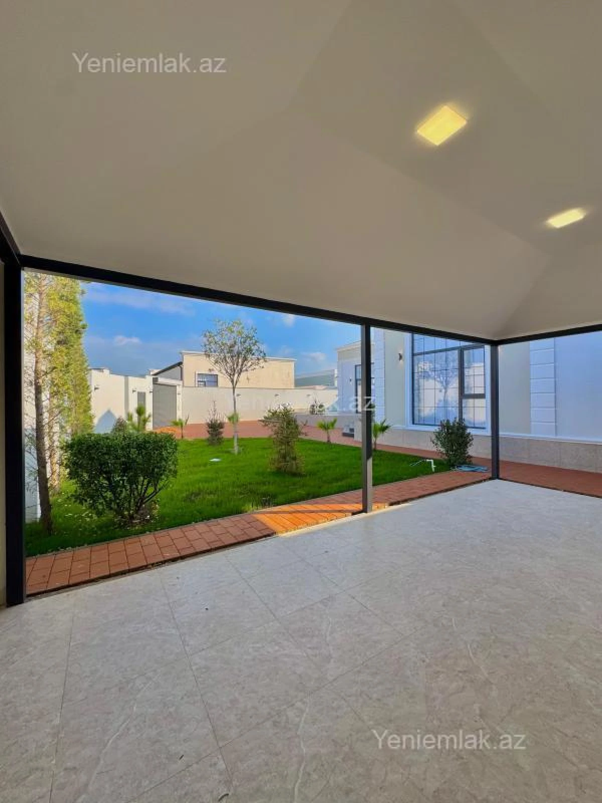 Satılır 5 otaqlı həyət evi 240 m²