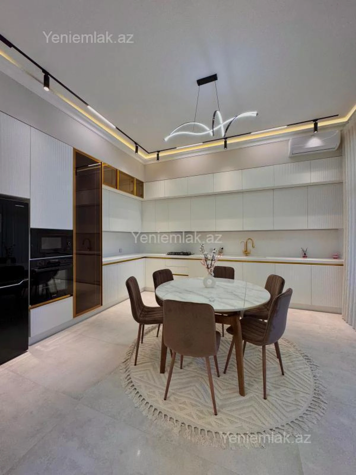 Satılır 5 otaqlı həyət evi 250 m²