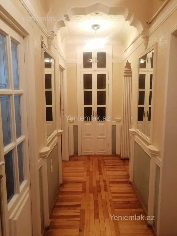 Satılır 4 otaqlı köhnə tikili 110 m²