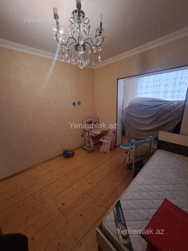 Satılır 4 otaqlı köhnə tikili 100 m²