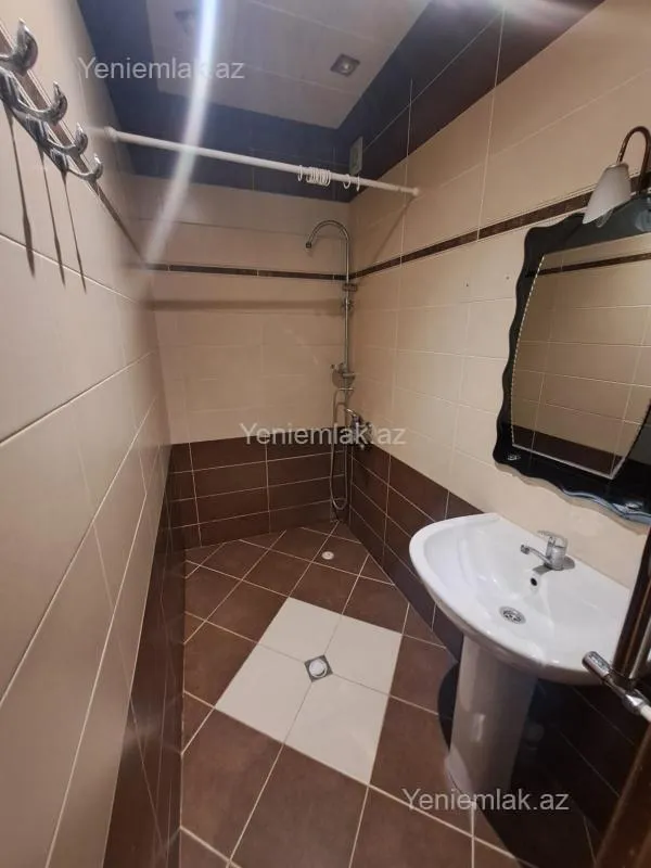 Satılır 4 otaqlı köhnə tikili 100 m²