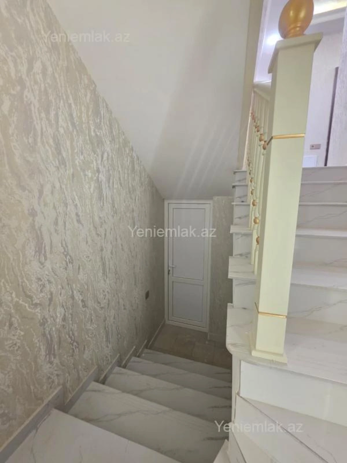 Satılır 10 otaqlı həyət evi 350 m²