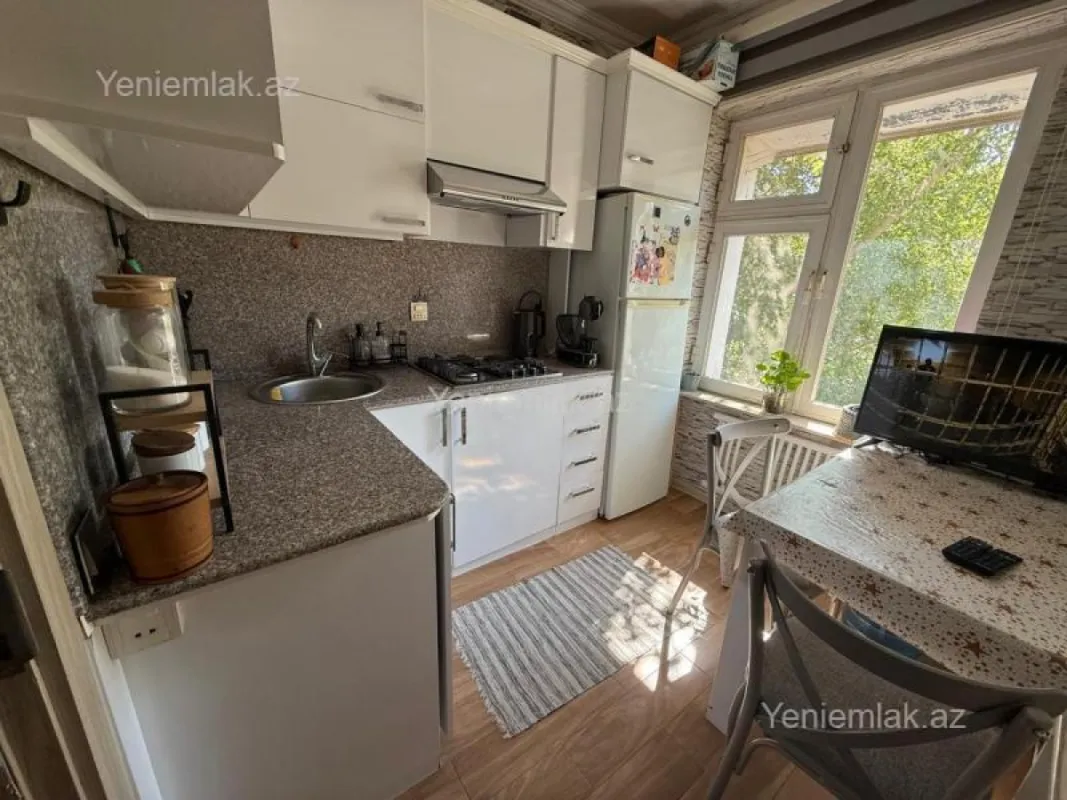 Satılır 3 otaqlı köhnə tikili 75 m²