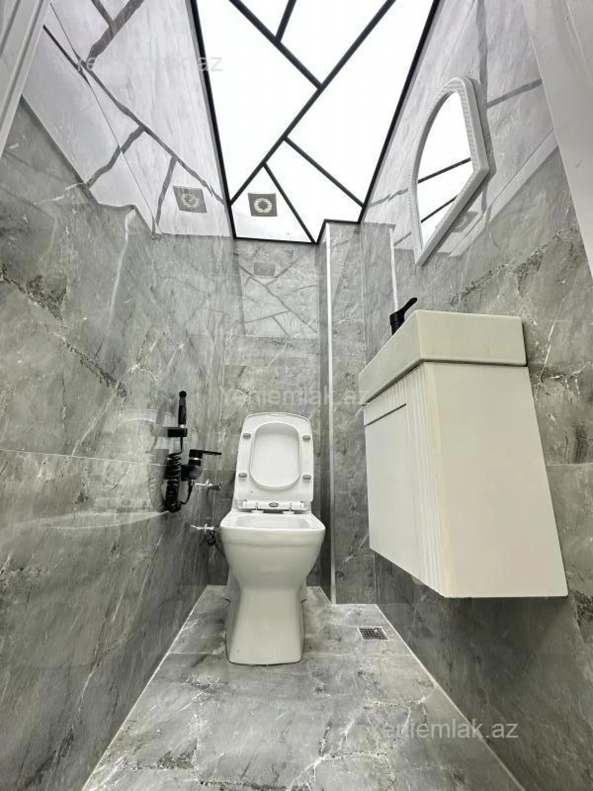 Satılır 3 otaqlı köhnə tikili 70 m²