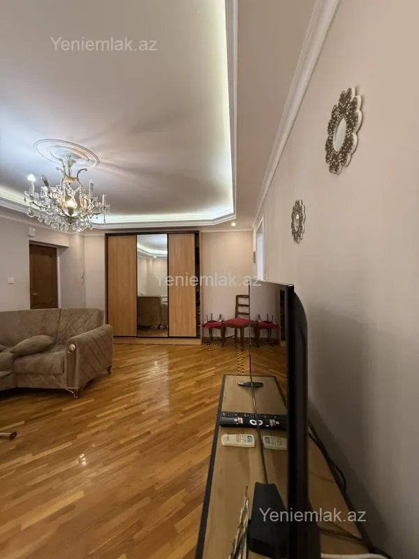 Satılır 4 otaqlı köhnə tikili 120 m²