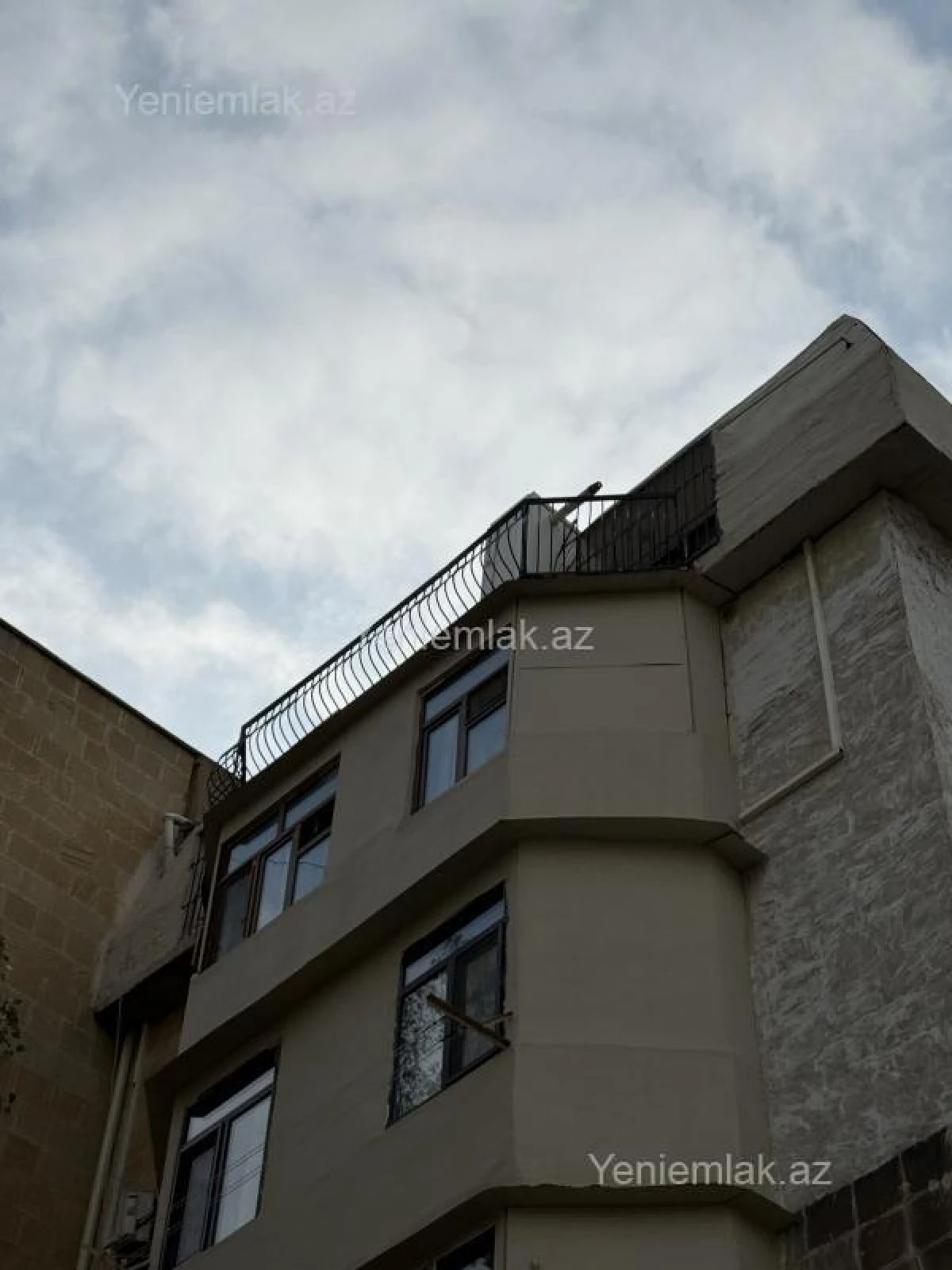 Satılır 4 otaqlı köhnə tikili 120 m²