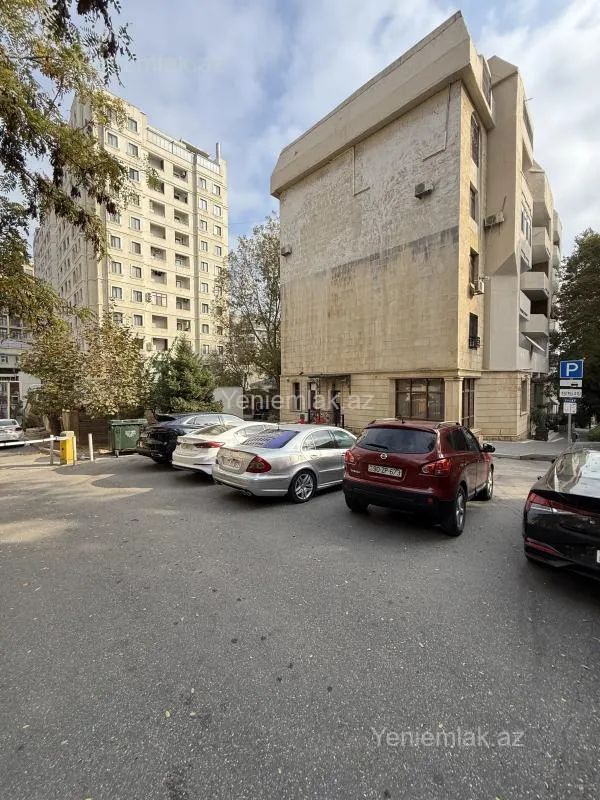 Satılır 4 otaqlı köhnə tikili 120 m²