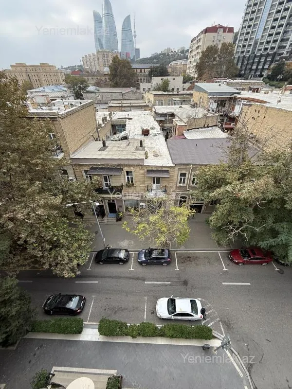 Satılır 4 otaqlı köhnə tikili 120 m²