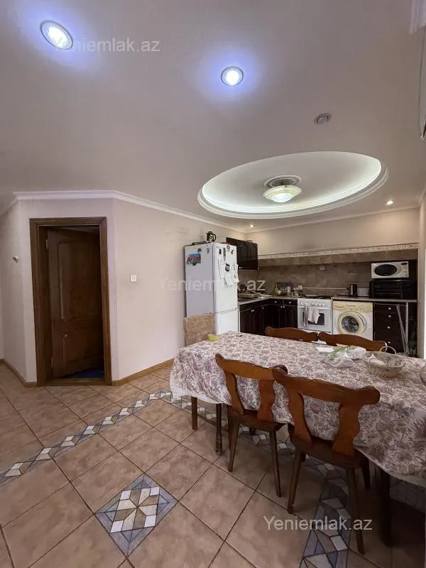Satılır 4 otaqlı köhnə tikili 120 m²
