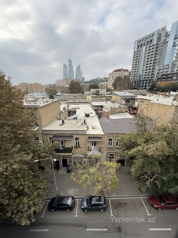 Satılır 4 otaqlı köhnə tikili 120 m²