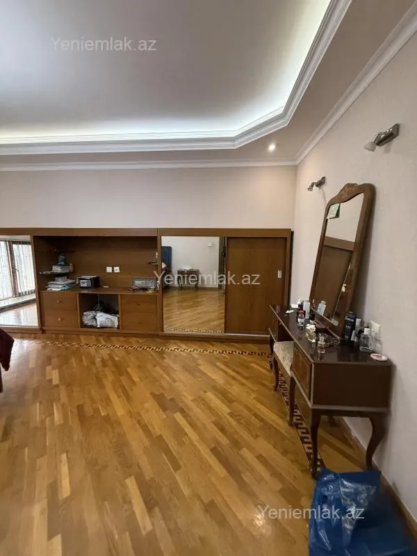 Satılır 4 otaqlı köhnə tikili 120 m²