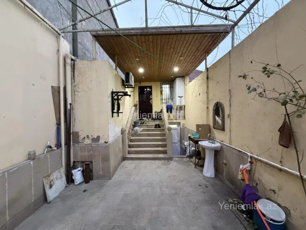 Satılır 7 otaqlı həyət evi 250 m²