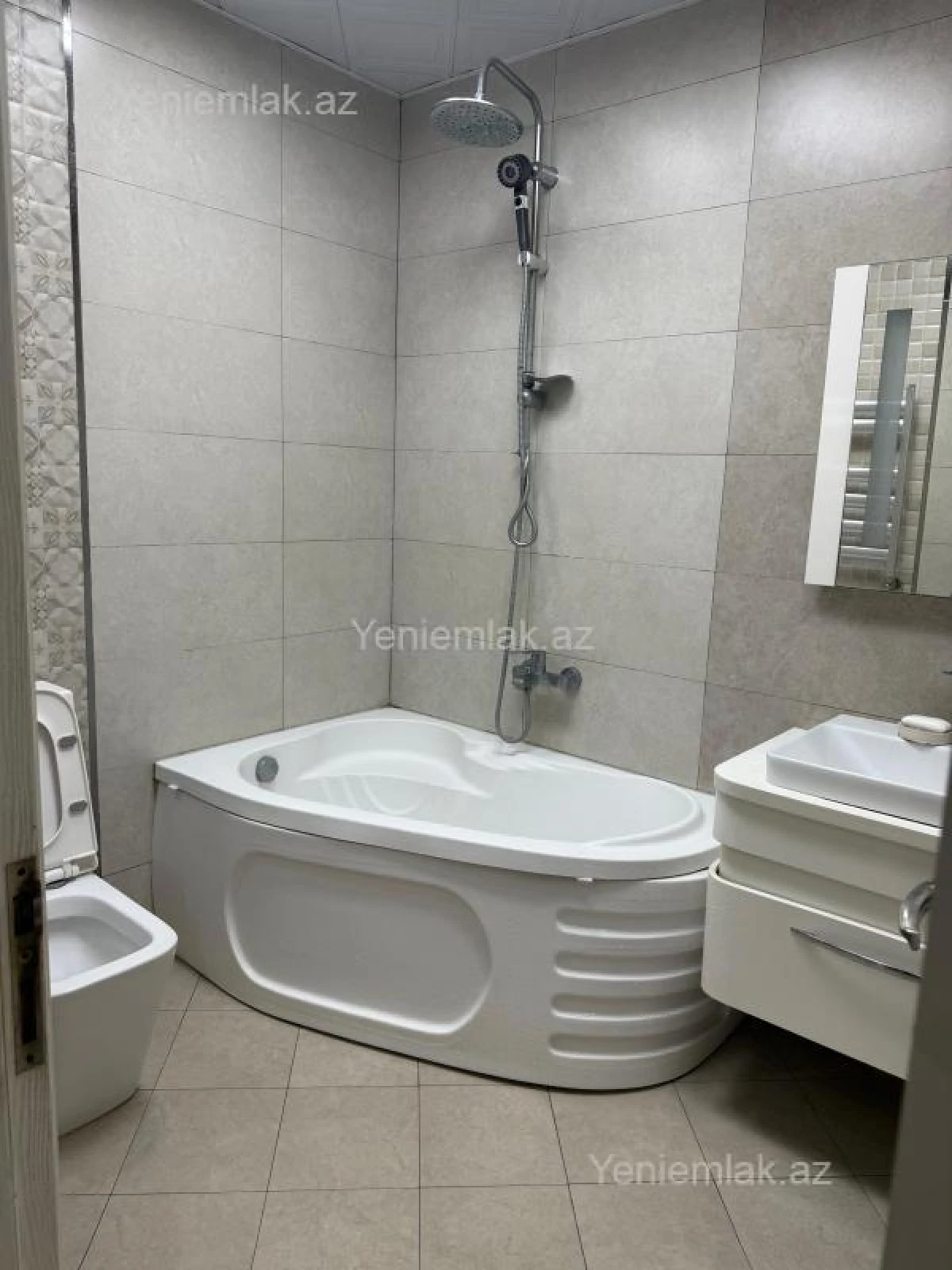 Satılır 3 otaqlı yeni tikili 135 m²