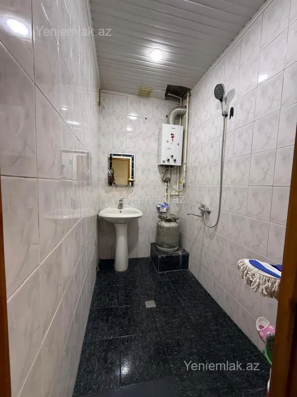 Satılır 2 otaqlı köhnə tikili 65 m²
