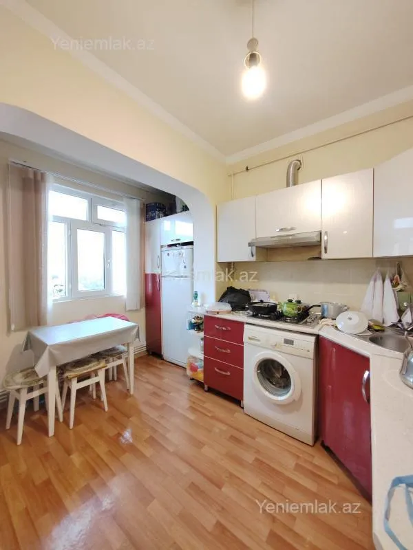 Satılır 2 otaqlı köhnə tikili 65 m²