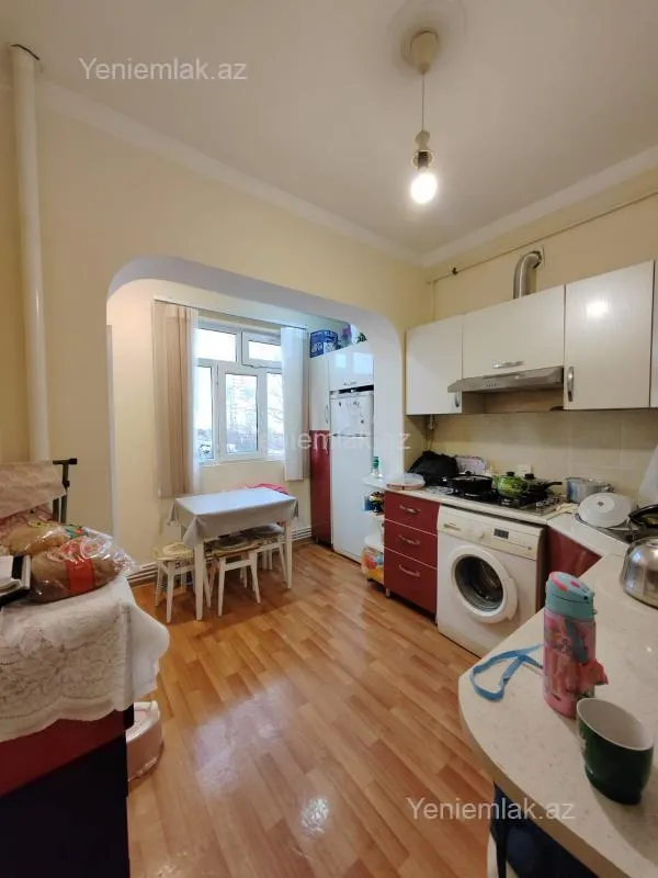Satılır 2 otaqlı köhnə tikili 65 m²