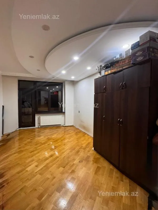 Satılır 5 otaqlı köhnə tikili 130 m²