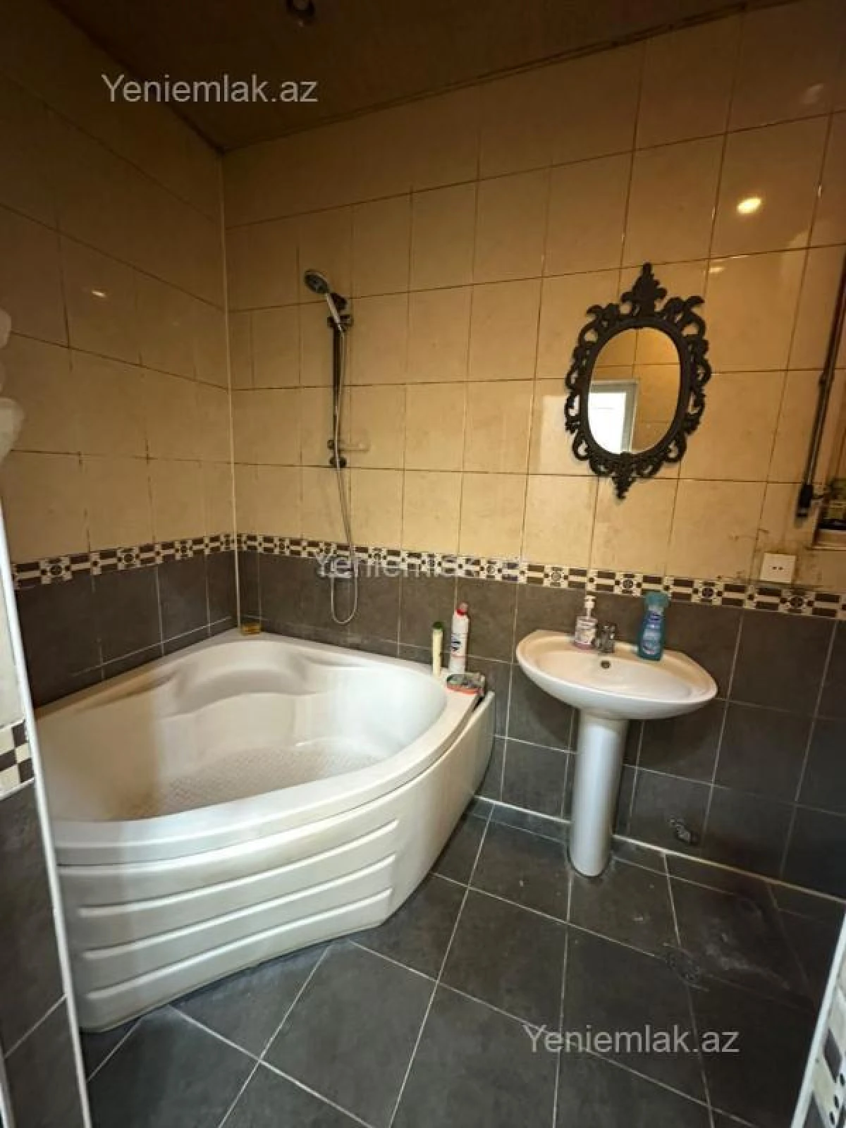 Satılır 2 otaqlı köhnə tikili 65 m²