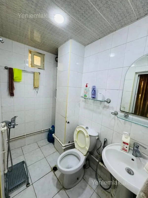 Satılır 4 otaqlı köhnə tikili 100 m²