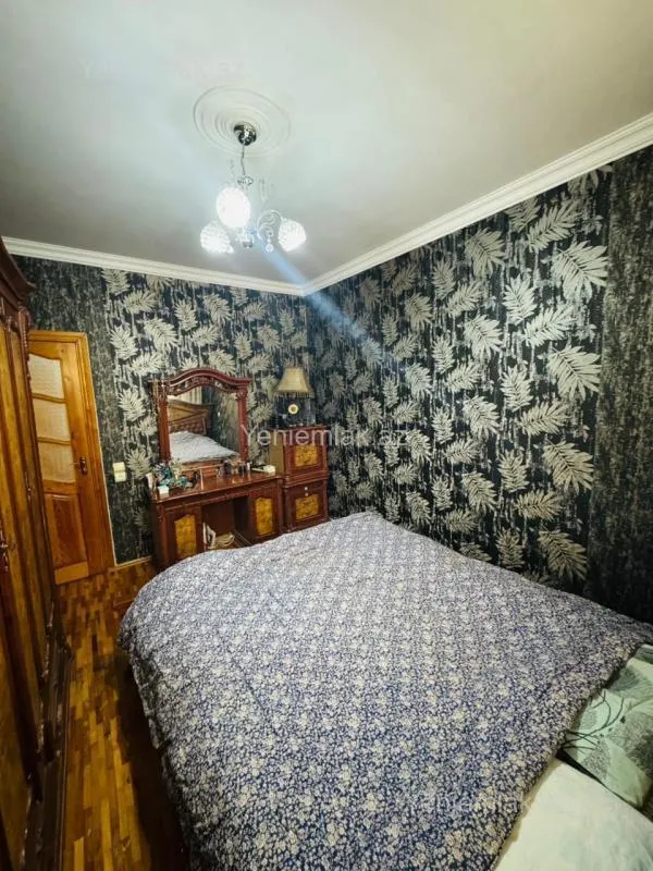 Satılır 4 otaqlı köhnə tikili 100 m²