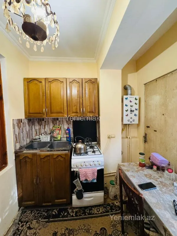 Satılır 4 otaqlı köhnə tikili 100 m²