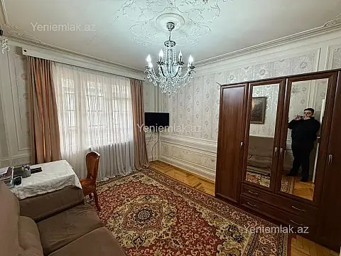 Satılır 4 otaqlı köhnə tikili 110 m²