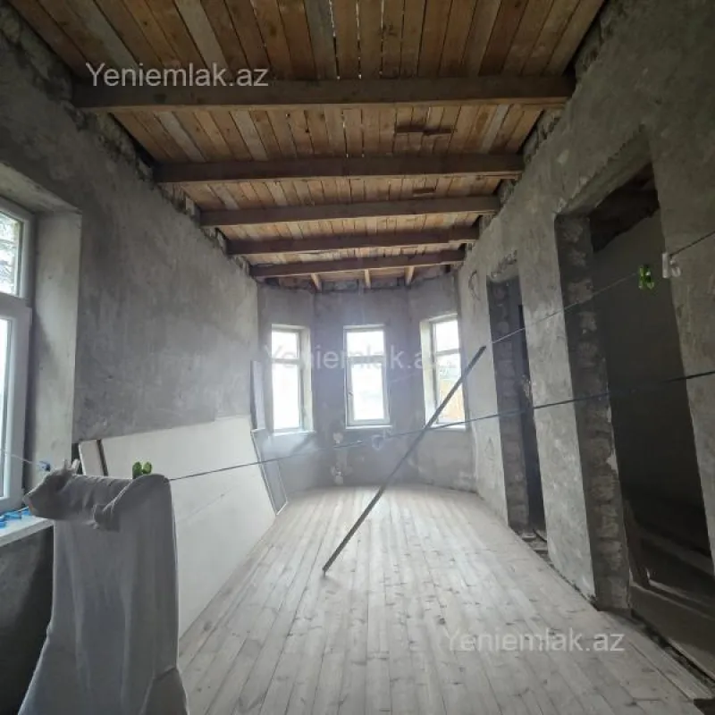 Satılır 5 otaqlı həyət evi 180 m²