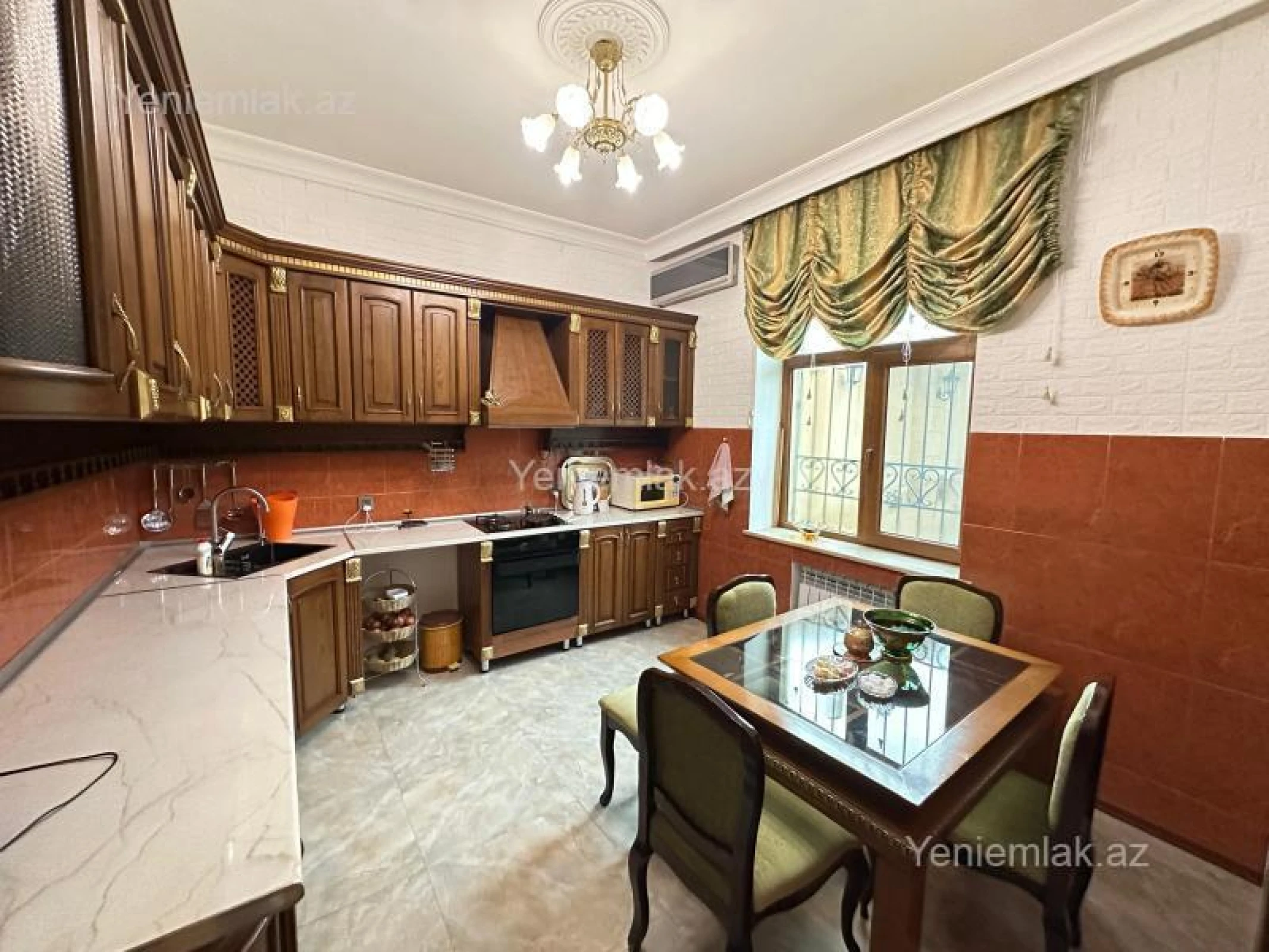 Satılır 5 otaqlı həyət evi 200 m²