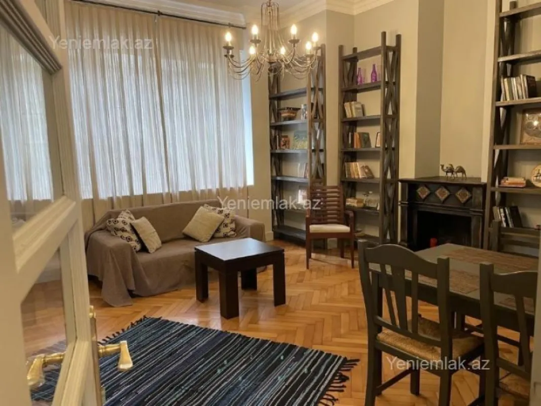 Satılır 4 otaqlı köhnə tikili 110 m²