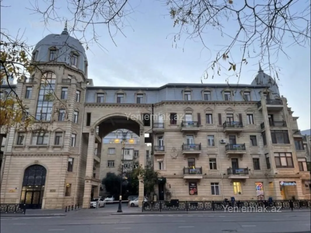 Satılır 4 otaqlı köhnə tikili 110 m²