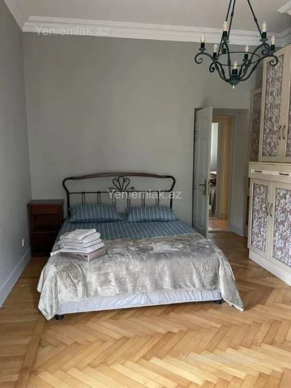 Satılır 4 otaqlı köhnə tikili 110 m²