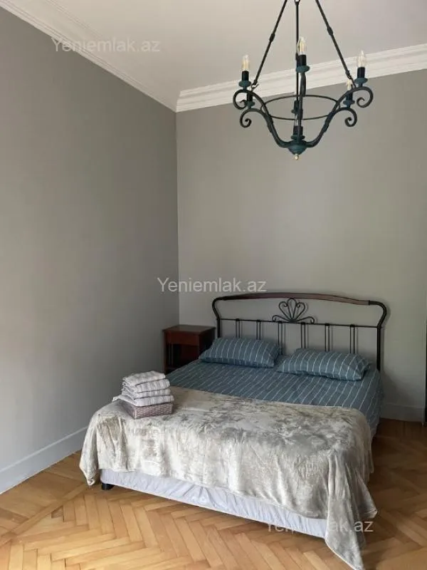 Satılır 4 otaqlı köhnə tikili 110 m²