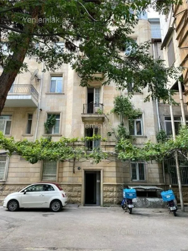 Satılır 4 otaqlı köhnə tikili 110 m²