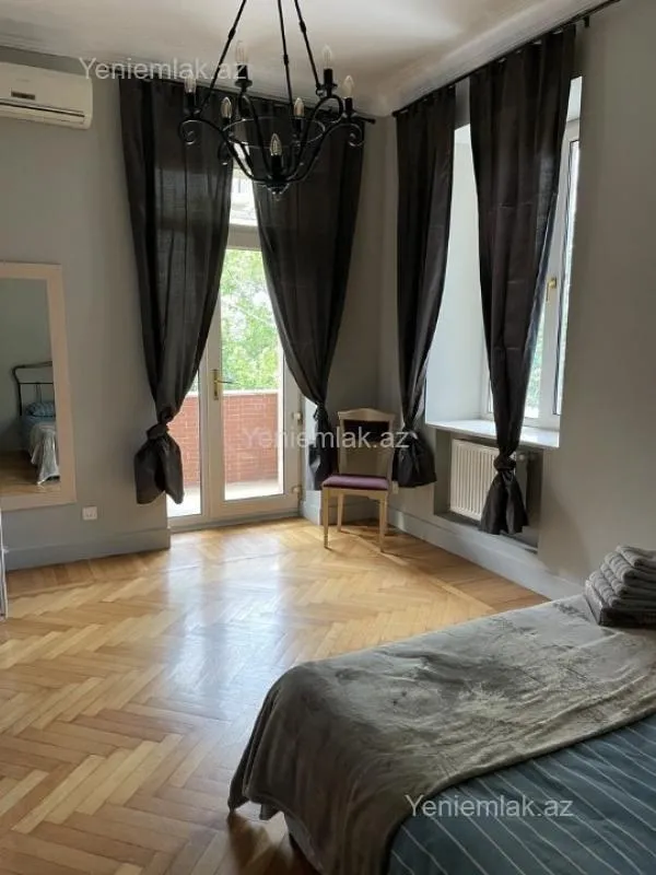 Satılır 4 otaqlı köhnə tikili 110 m²