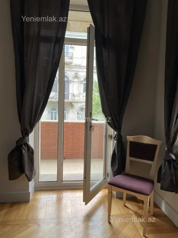 Satılır 4 otaqlı köhnə tikili 110 m²