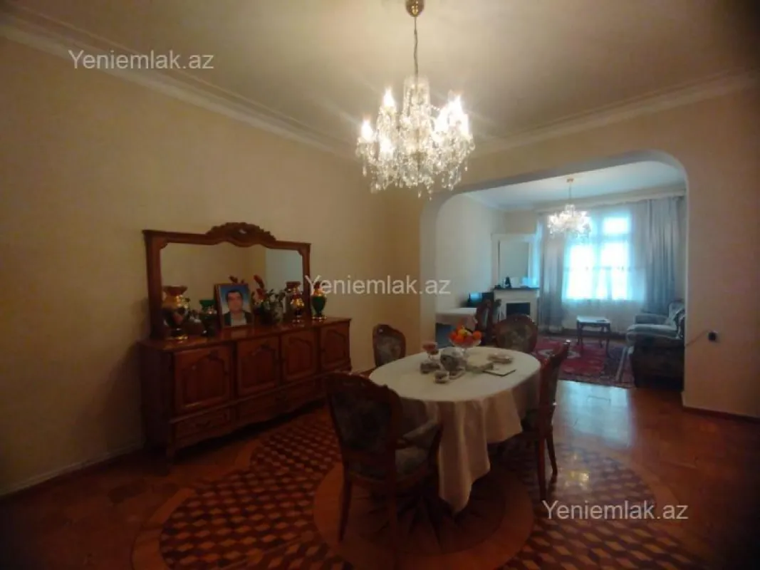 Satılır 4 otaqlı köhnə tikili 200 m²