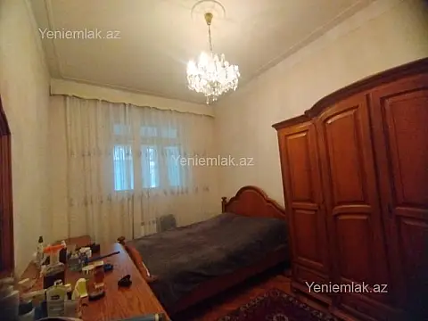 Satılır 4 otaqlı köhnə tikili 200 m²