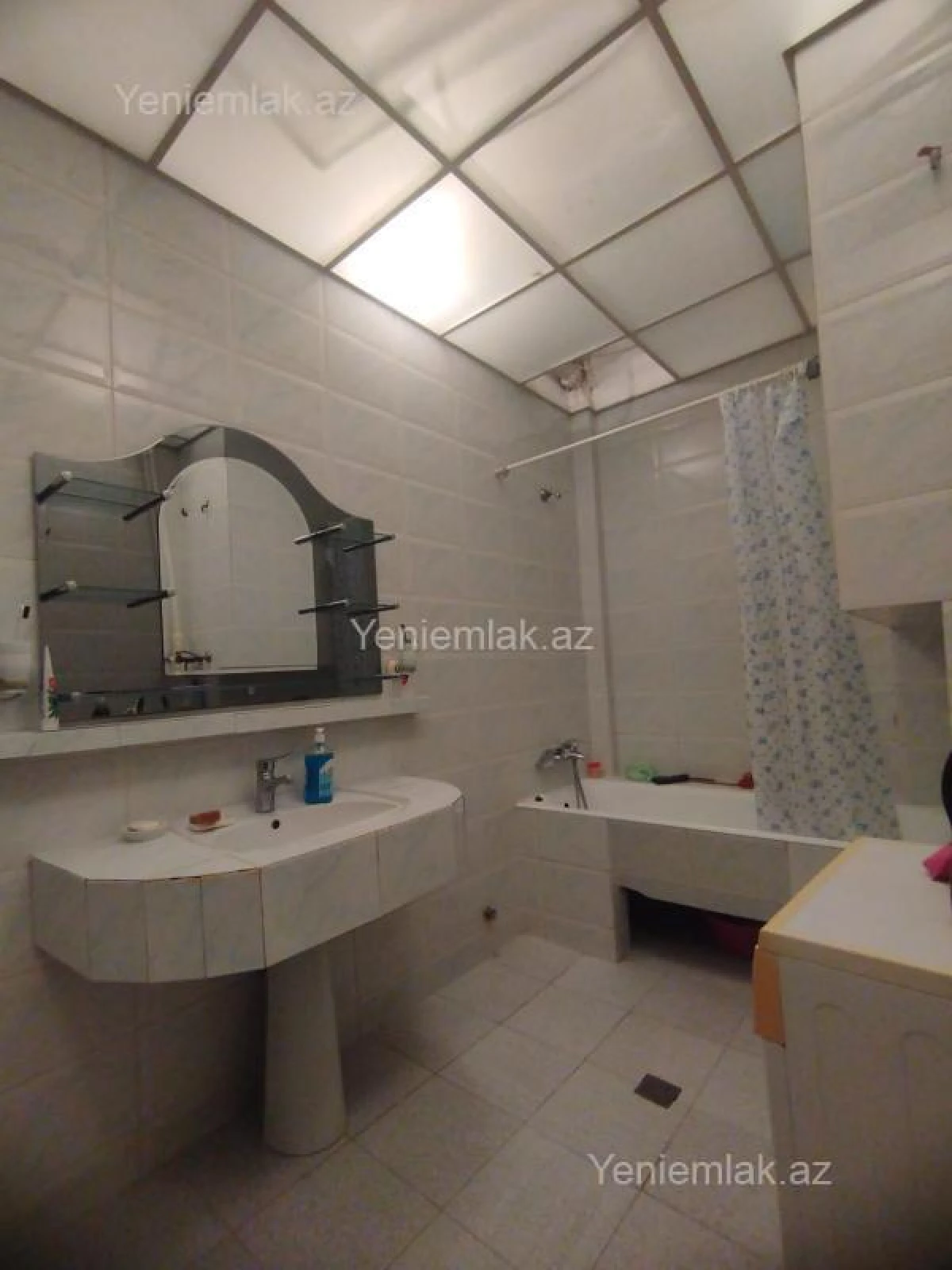 Satılır 4 otaqlı köhnə tikili 200 m²