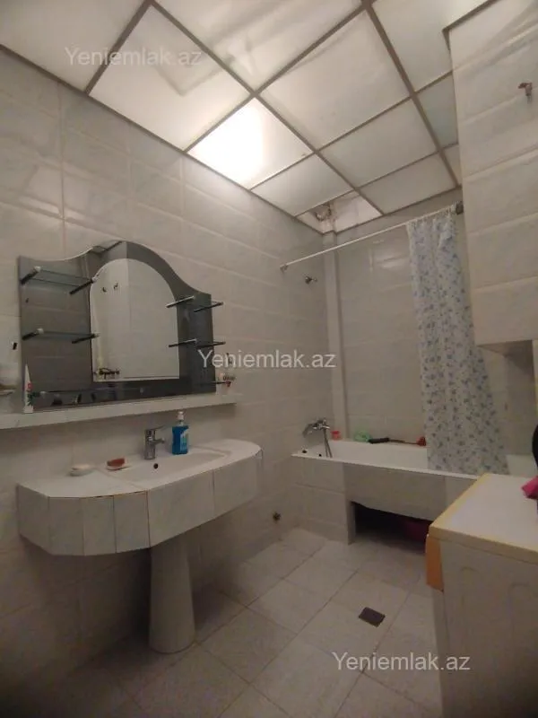 Satılır 4 otaqlı köhnə tikili 200 m²