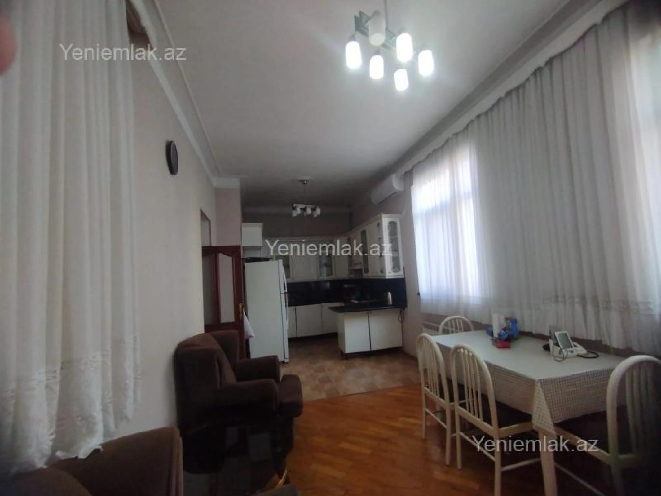 Satılır 4 otaqlı köhnə tikili 200 m²