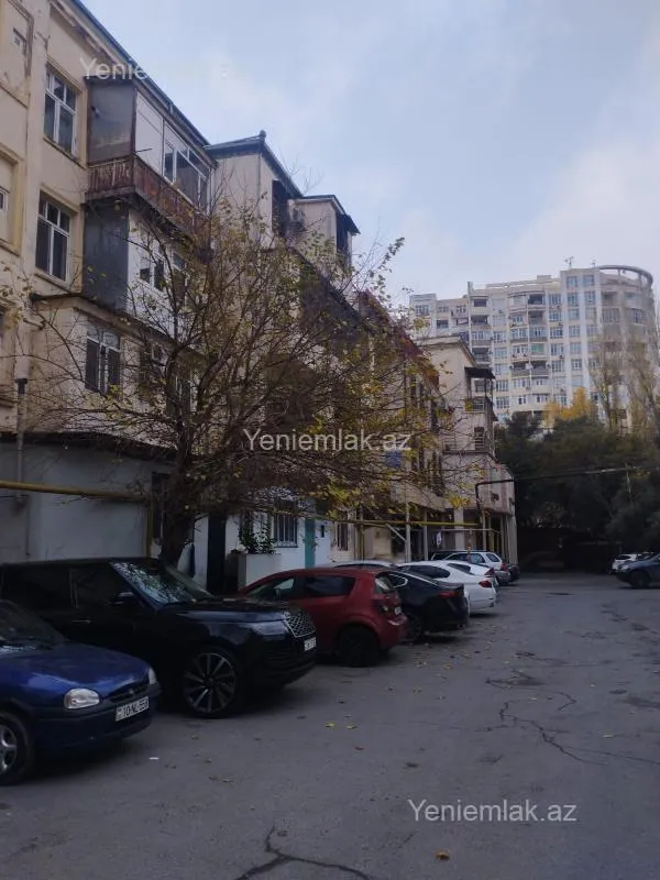 Satılır 4 otaqlı köhnə tikili 200 m²