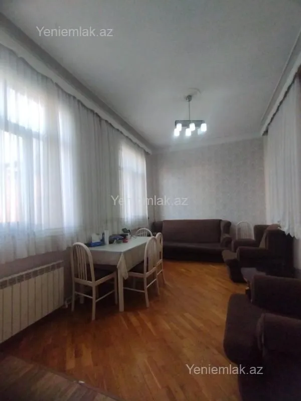 Satılır 4 otaqlı köhnə tikili 200 m²