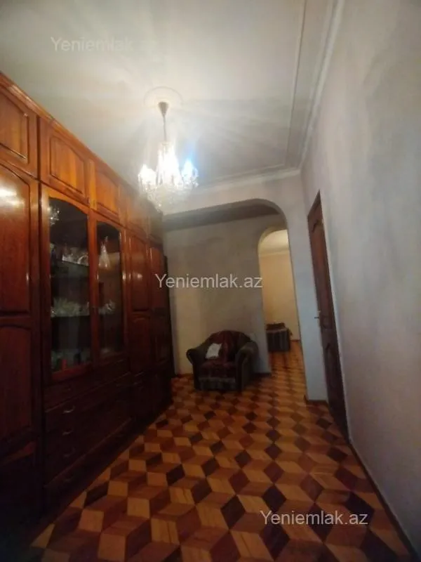 Satılır 4 otaqlı köhnə tikili 200 m²